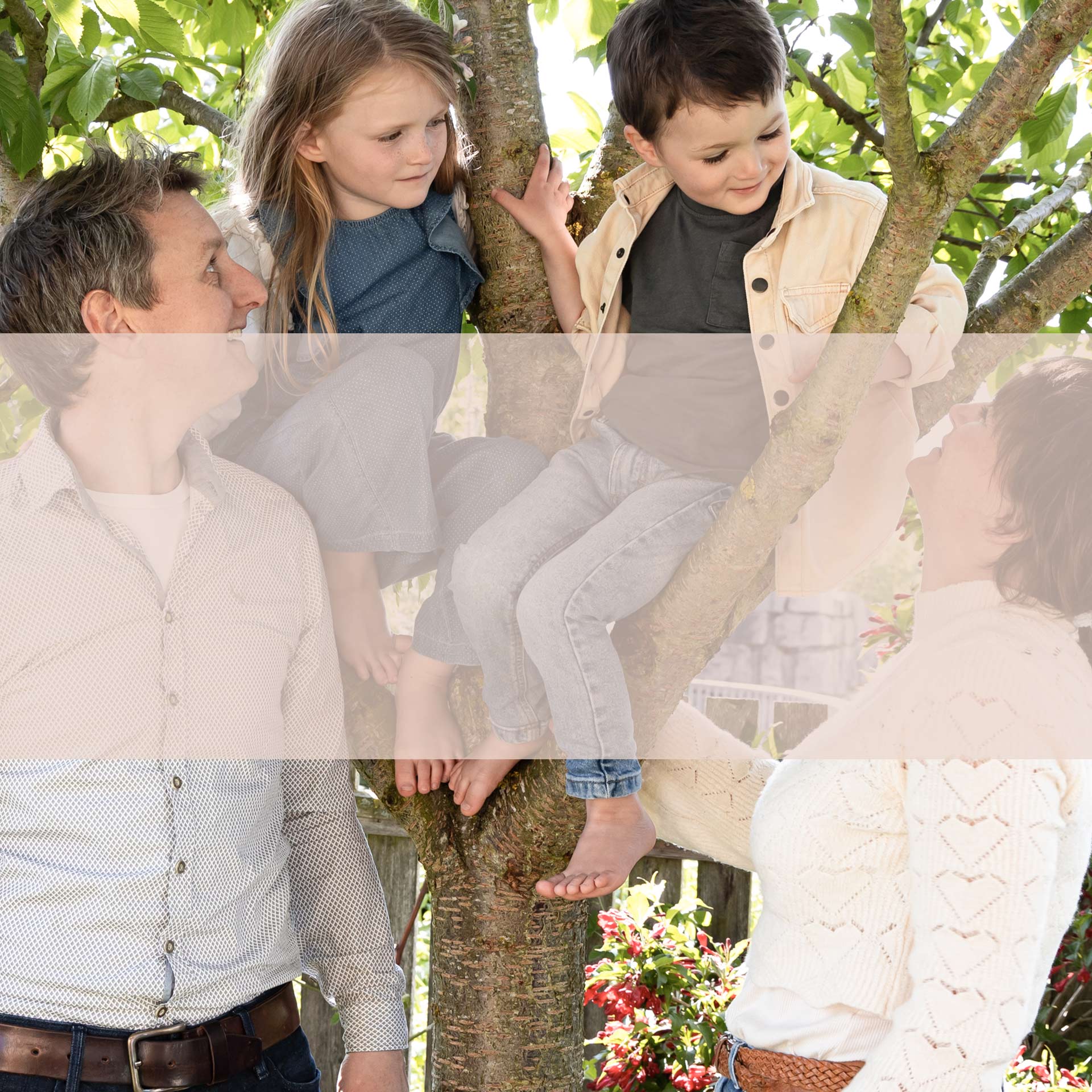 Vater und Mutter mit ihren zwei Kinder